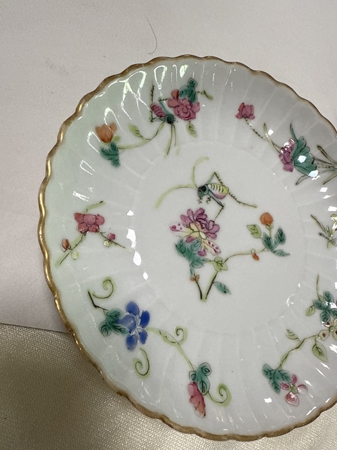 古玩陶瓷粉彩蟲草紋花口盤真品鑒賞圖