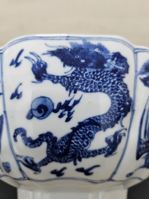 古玩陶瓷青花龍鳳紋花口碗真品鑒賞圖