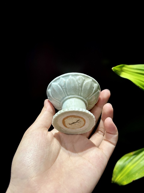 古玩陶瓷青白釉刻仰蓮紋燭臺真品鑒賞圖