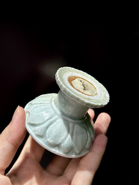 古玩陶瓷青白釉刻仰蓮紋燭臺真品鑒賞圖