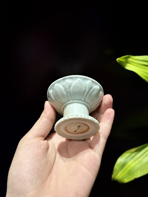 古玩陶瓷青白釉刻仰蓮紋燭臺真品鑒賞圖