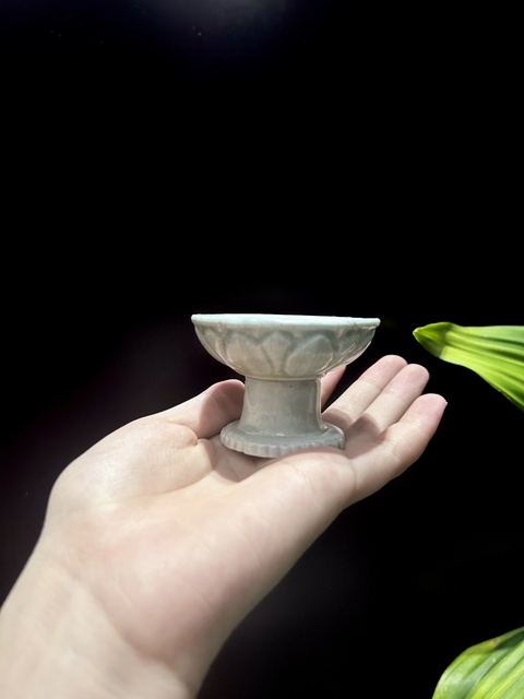 古玩陶瓷青白釉刻仰蓮紋燭臺真品鑒賞圖