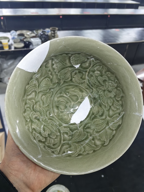 古玩陶瓷耀州窯青釉花卉紋斗笠碗真品鑒賞圖