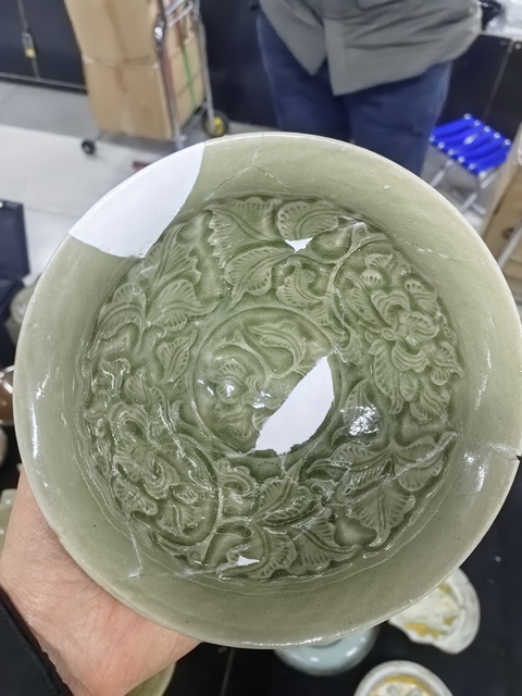 古玩陶瓷耀州窯青釉花卉紋斗笠碗真品鑒賞圖