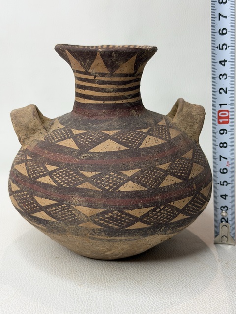 古玩陶瓷馬家窯文化·馬廠類型棱形網格紋雙耳罐拍賣，當前價格536元