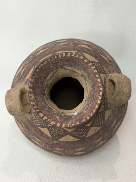 古玩陶瓷馬家窯文化·馬廠類型棱形網格紋雙耳罐拍賣，當前價格536元