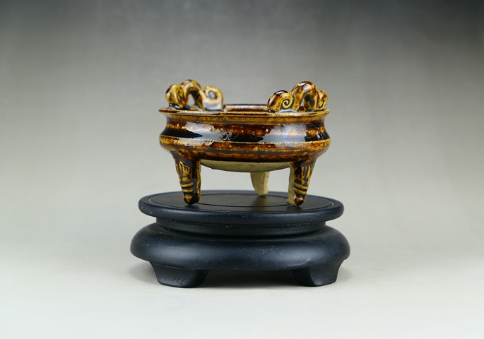 古玩陶瓷紫金釉三獸足香爐真品鑒賞圖