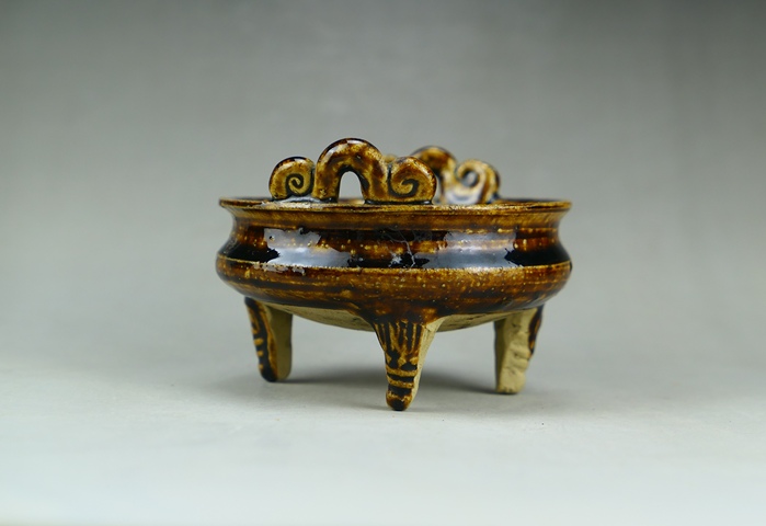 古玩陶瓷紫金釉三獸足香爐真品鑒賞圖