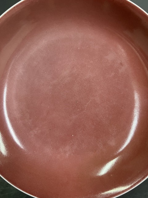古玩陶瓷紅釉盤真品鑒賞圖