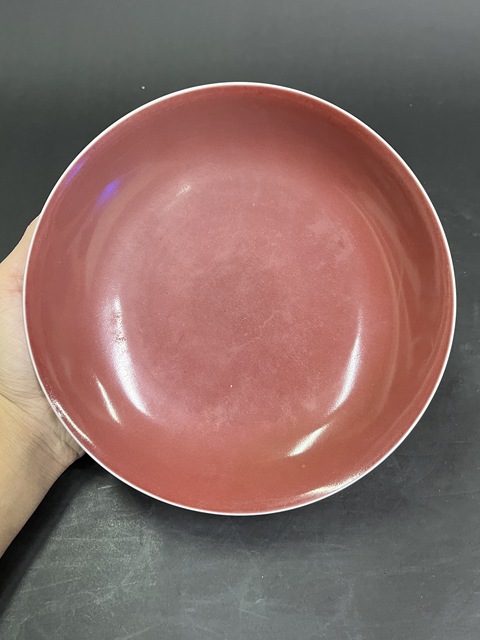 古玩陶瓷紅釉盤真品鑒賞圖