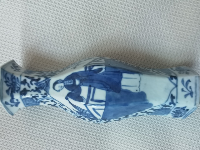 古玩陶瓷人物紋青花六方瓶真品鑒賞圖