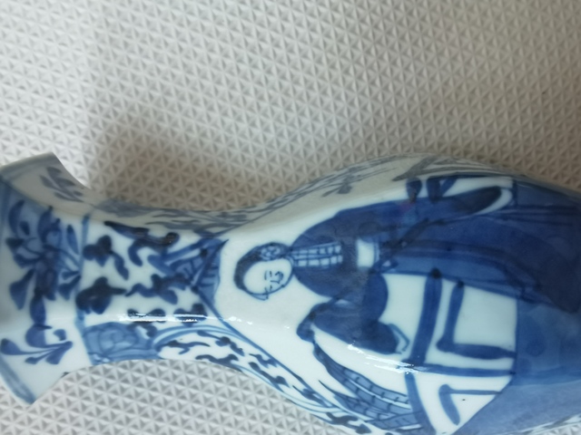 古玩陶瓷人物紋青花六方瓶真品鑒賞圖