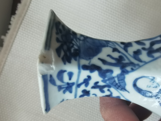 古玩陶瓷人物紋青花六方瓶真品鑒賞圖