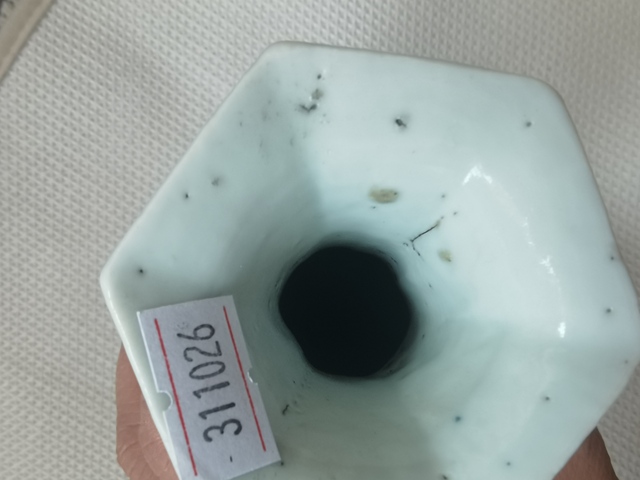 古玩陶瓷人物紋青花六方瓶真品鑒賞圖