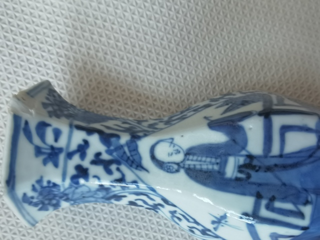 古玩陶瓷人物紋青花六方瓶真品鑒賞圖