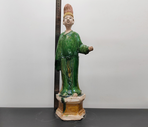 古玩陶瓷碩大的明代三彩舉手長袍書生俑45.5厘米拍賣，當前價格38元