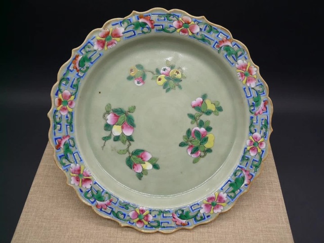 古玩陶瓷豆青釉粉彩折枝花卉紋菱口盤真品鑒賞圖