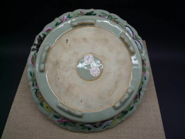 古玩陶瓷豆青釉粉彩折枝花卉紋菱口盤真品鑒賞圖