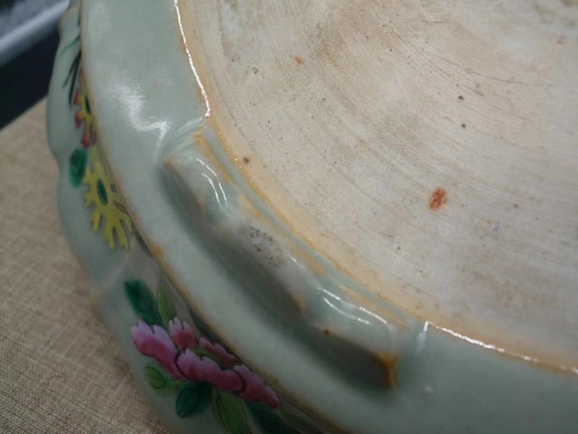 古玩陶瓷豆青釉粉彩折枝花卉紋菱口盤真品鑒賞圖