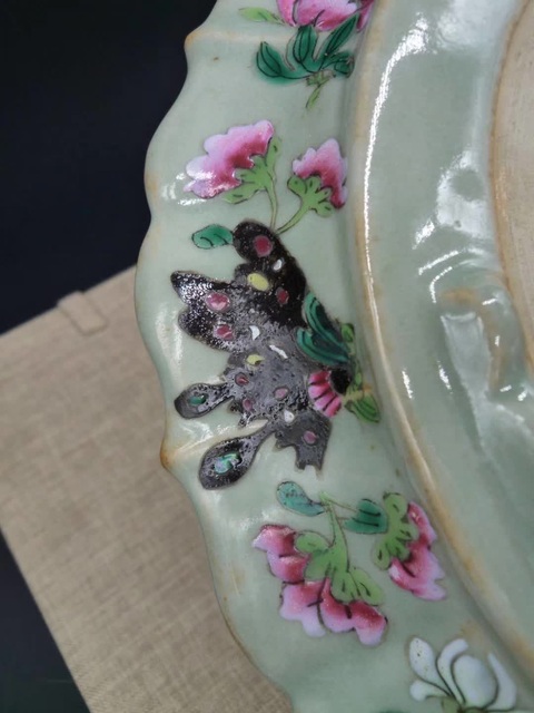 古玩陶瓷豆青釉粉彩折枝花卉紋菱口盤真品鑒賞圖