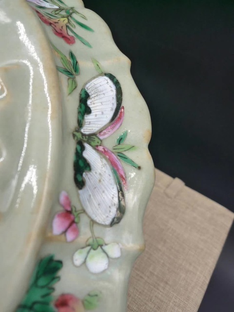 古玩陶瓷豆青釉粉彩折枝花卉紋菱口盤真品鑒賞圖