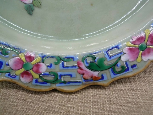 古玩陶瓷豆青釉粉彩折枝花卉紋菱口盤真品鑒賞圖