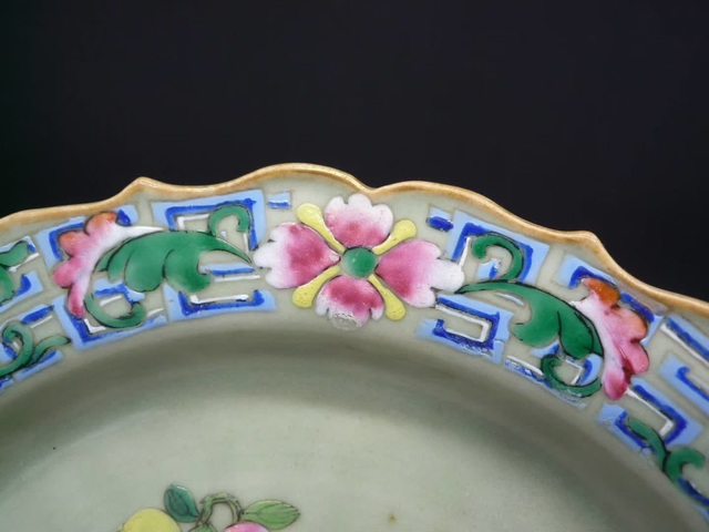 古玩陶瓷豆青釉粉彩折枝花卉紋菱口盤真品鑒賞圖