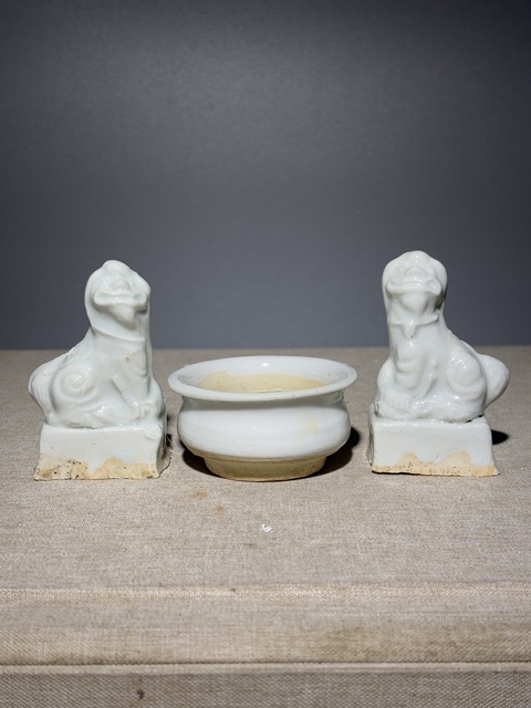 古玩陶瓷白釉獅子香插真品鑒賞圖