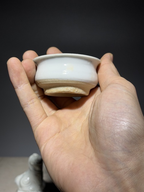 古玩陶瓷白釉獅子香插真品鑒賞圖