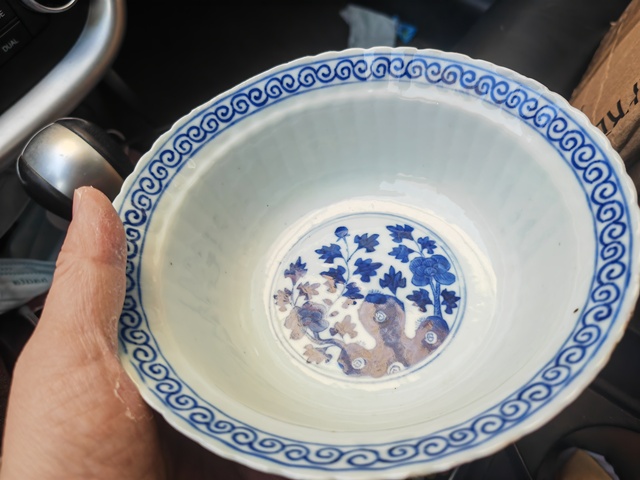 古玩陶瓷青花洞石花卉紋折沿碗真品鑒賞圖