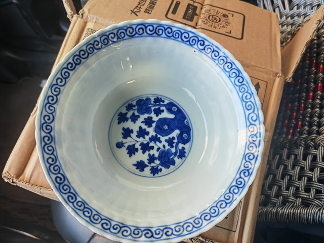 古玩陶瓷青花洞石花卉紋折沿碗真品鑒賞圖