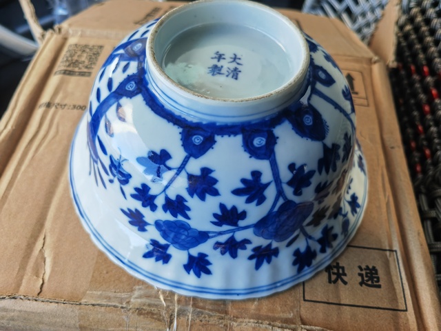 古玩陶瓷青花洞石花卉紋折沿碗真品鑒賞圖