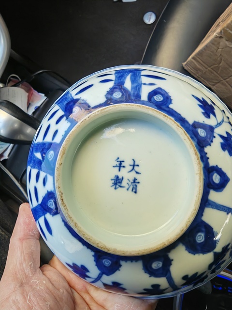 古玩陶瓷青花洞石花卉紋折沿碗真品鑒賞圖