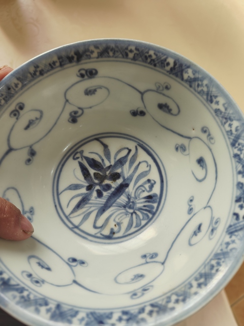 古玩陶瓷花卉紋青花碗真品鑒賞圖