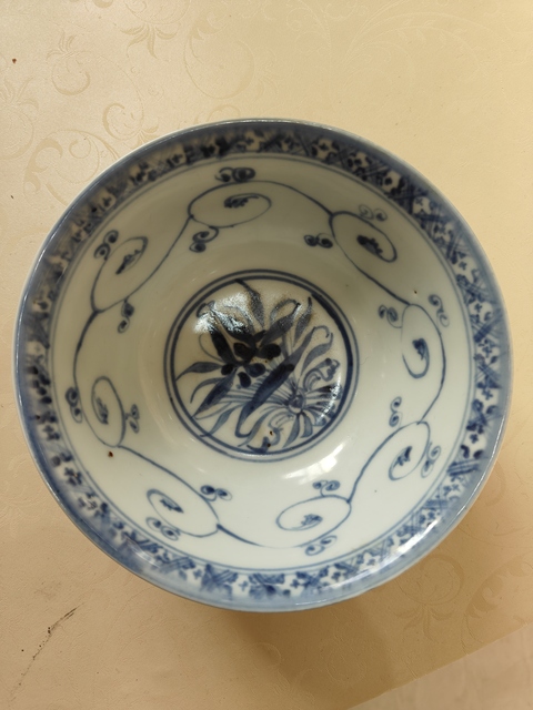 古玩陶瓷花卉紋青花碗真品鑒賞圖