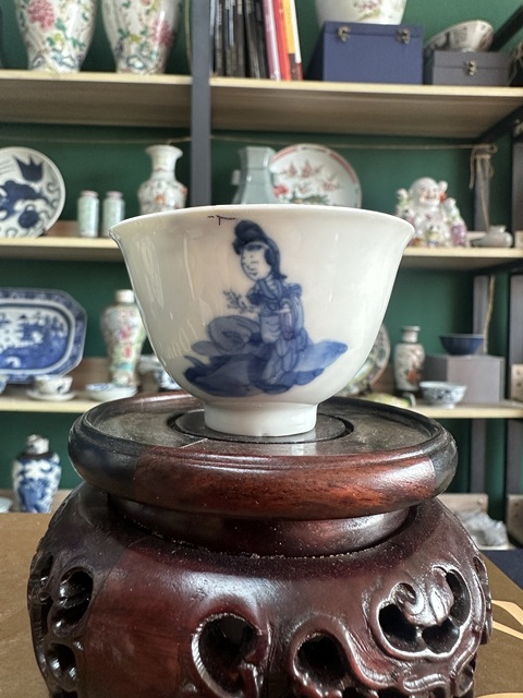 古玩陶瓷仕女嬰戲紋青花杯真品鑒賞圖