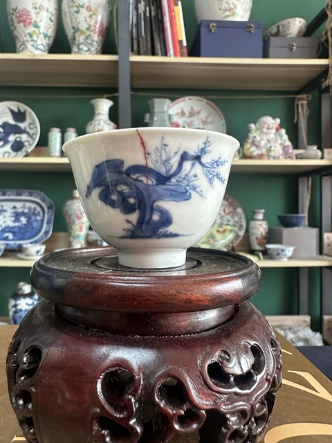 古玩陶瓷仕女嬰戲紋青花杯真品鑒賞圖