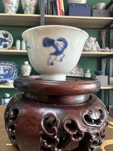 古玩陶瓷仕女嬰戲紋青花杯真品鑒賞圖