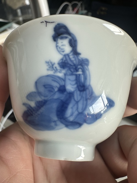 古玩陶瓷仕女嬰戲紋青花杯真品鑒賞圖
