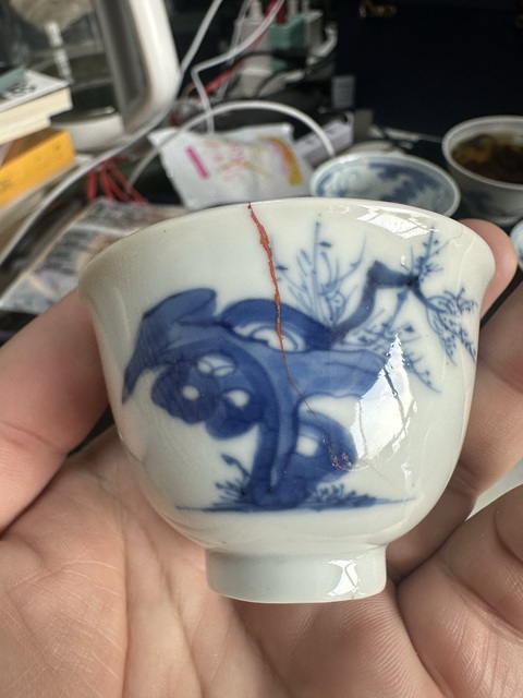 古玩陶瓷仕女嬰戲紋青花杯真品鑒賞圖