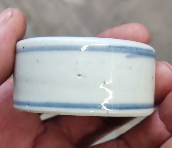 古玩陶瓷花卉蝠紋青花蓋真品鑒賞圖