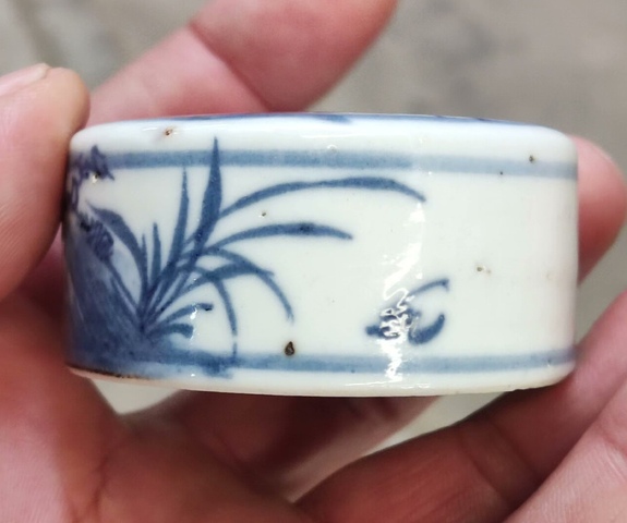 古玩陶瓷花卉蝠紋青花蓋真品鑒賞圖