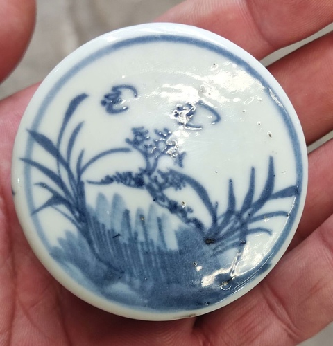 古玩陶瓷花卉蝠紋青花蓋真品鑒賞圖