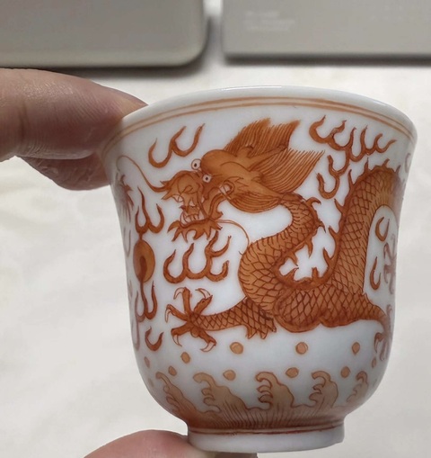古玩陶瓷礬紅雙龍戲珠紋鈴鐺杯真品鑒賞圖