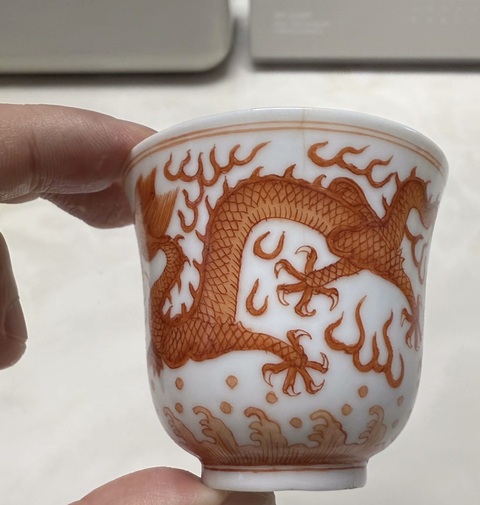 古玩陶瓷礬紅雙龍戲珠紋鈴鐺杯真品鑒賞圖
