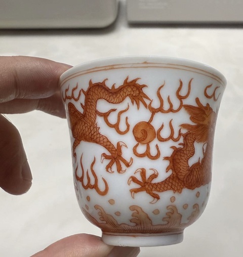 古玩陶瓷礬紅雙龍戲珠紋鈴鐺杯真品鑒賞圖