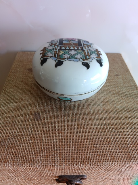 古玩陶瓷睌清粉彩鐘鼎紋蓋盒拍賣，當前價格998元