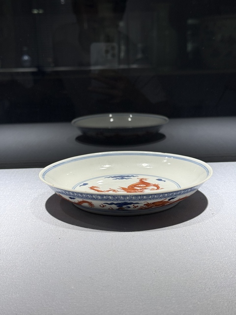 古玩陶瓷青花礬紅龍紋盤真品鑒賞圖
