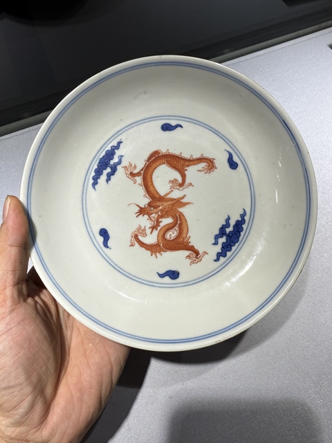 古玩陶瓷青花礬紅龍紋盤真品鑒賞圖