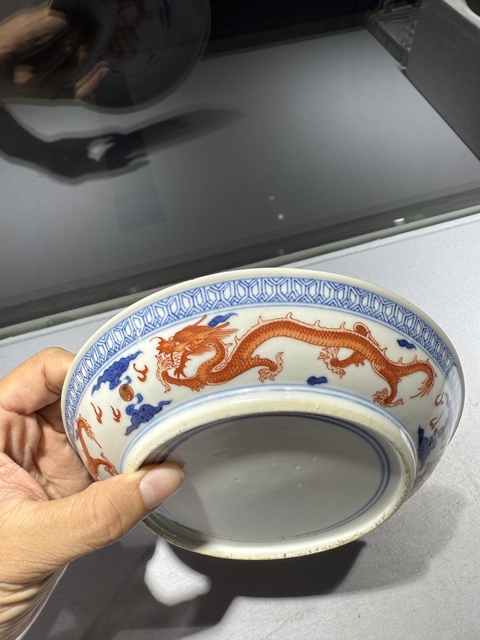 古玩陶瓷青花礬紅龍紋盤真品鑒賞圖